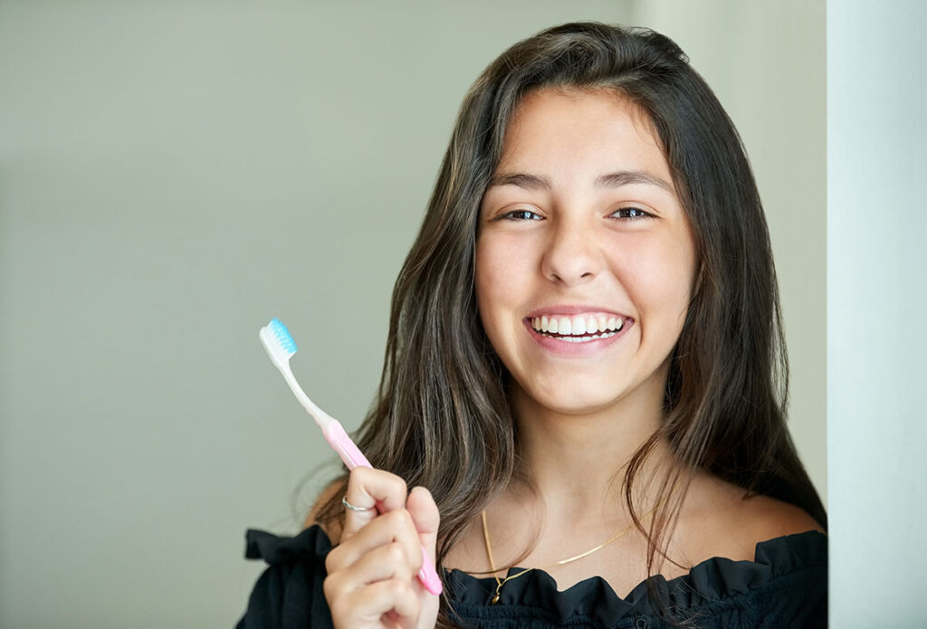 Lee más sobre el artículo ¿Por qué salen manchas blancas en los dientes?