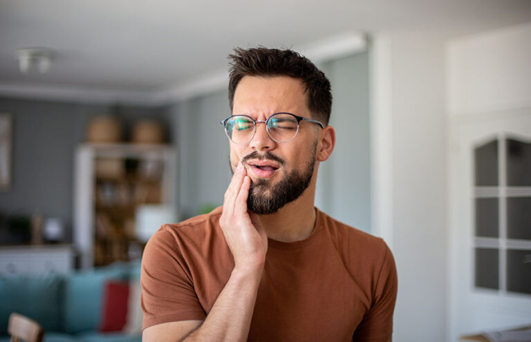 Lee más sobre el artículo ¿Están envejeciendo tus dientes antes que tú? Signos de desgaste dental y cómo prevenirlo