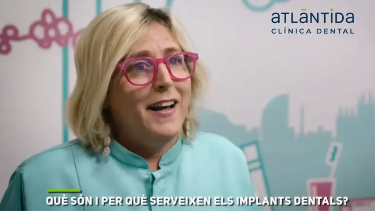 Doctora Rabassa explicant els implants dentals