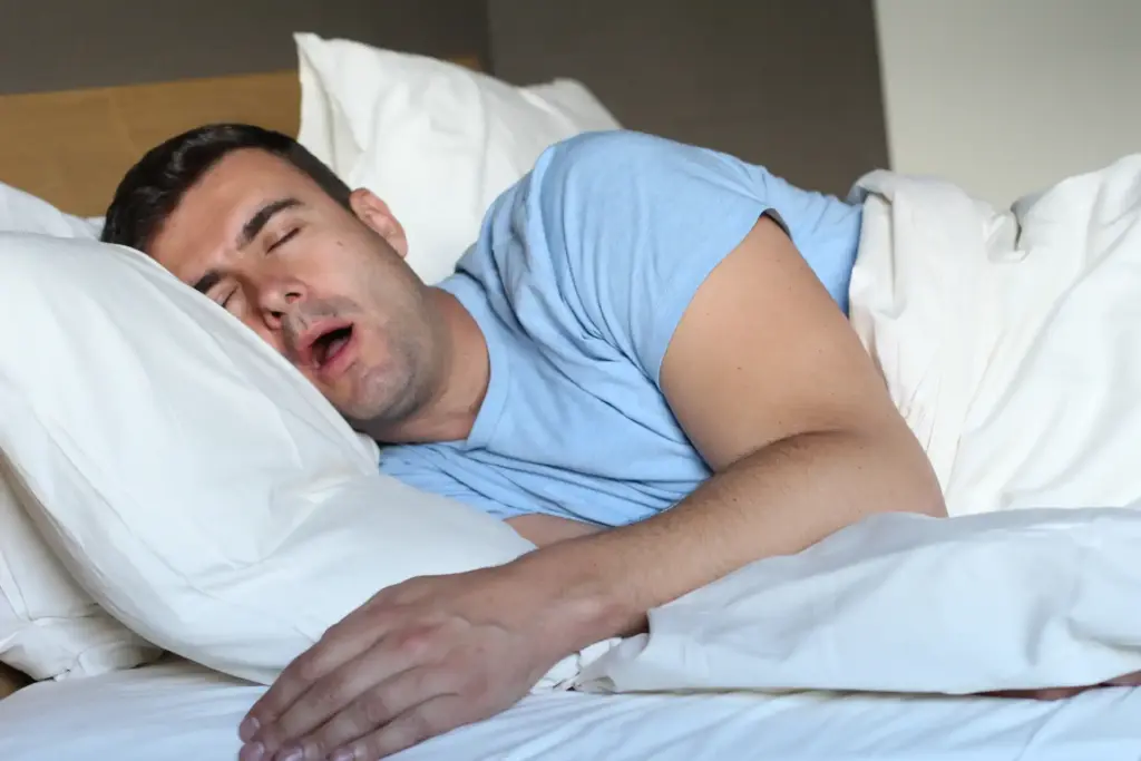 Hombre dormido en una cama