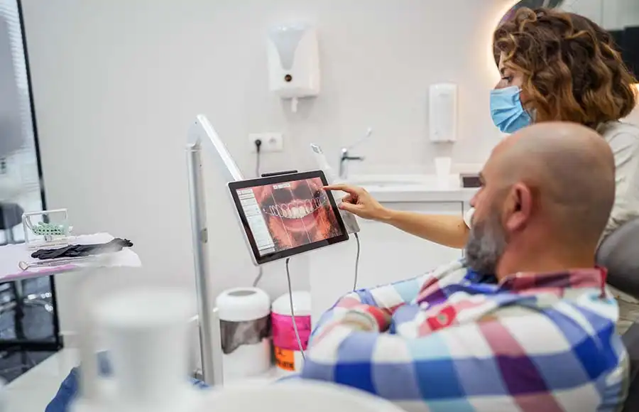 Hombre en el dentista mirando una pantalla