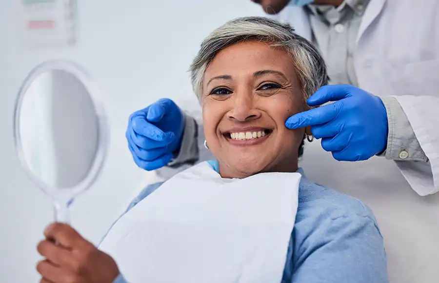 Mujer con implante dental sonriendo